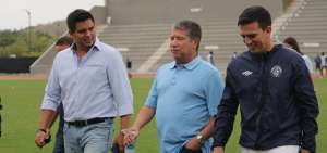 Hern&aacute;n D. G&oacute;mez camina junto con el DT Pool Gavil&aacute;nez (der.) y el gerente financiero del club, Gabriel Medranda.