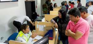 Desde las primeras horas de ayer, propietarios acudieron al Centro de Revisi&oacute;n de Quitumbe (sur) para presentar el documento del chequeo de sus carros.