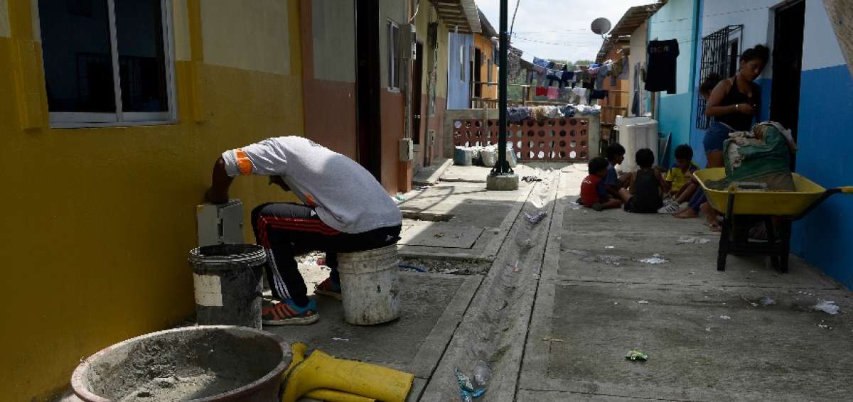 En el sector, a pesar de las mejor&iacute;as, todav&iacute;a hay viviendas de madera y ca&ntilde;a que est&aacute;n sobre el agua.