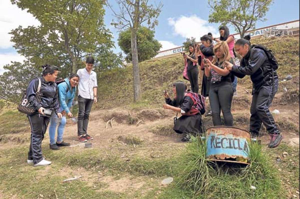 Llevados por la ilusi&oacute;n y por los deseos de aprender, los estudiantes recibieron clases de fotograf&iacute;a para poder graficar los temas que escribir&aacute;n y que ser&aacute;n publicados por diario EL TEL&Eacute;GRAFO. Foto: GEORGINA RODAS / El Tel&eacute;grafo