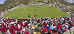 Los hinchas con el tradicional &ldquo;ponchito&rdquo; coparon los grader&iacute;os del estadio Echaleche en el partido entre Mushuc Runa y Orense. 