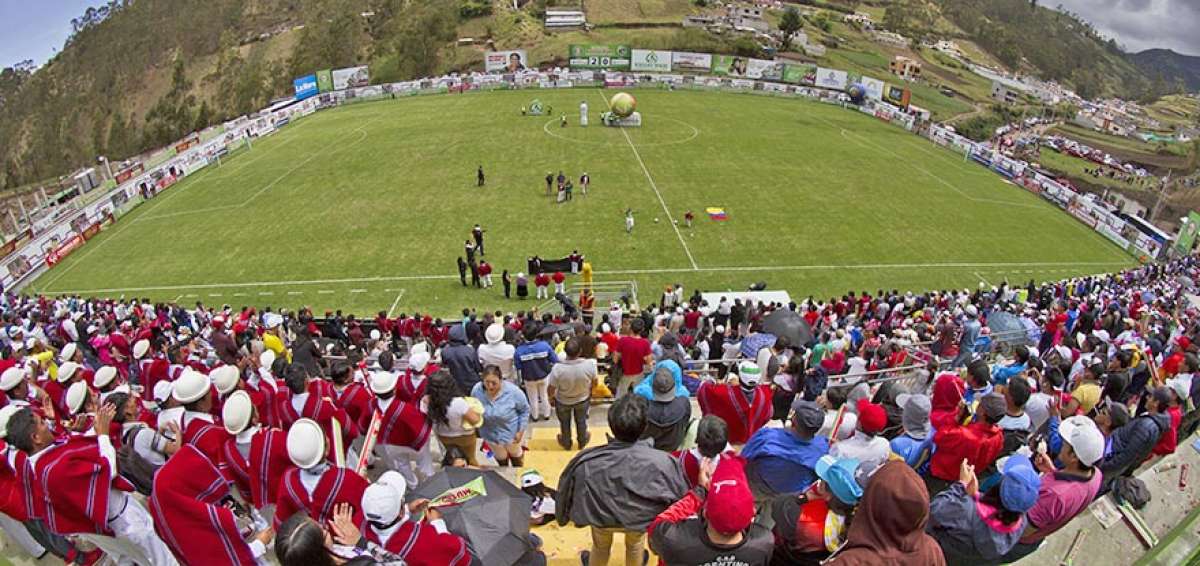 Los hinchas con el tradicional &ldquo;ponchito&rdquo; coparon los grader&iacute;os del estadio Echaleche en el partido entre Mushuc Runa y Orense. 