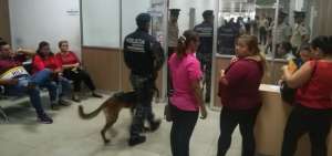 Personal del Grupo de Intervenci&oacute;n y Rescate (GIR) revis&oacute; las instalaciones de la Unidad Judicial antes del inicio de la audiencia.
