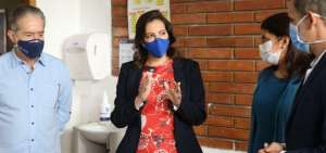 La ministra realiz&oacute; un recorrido en las instalaciones del plantel, junto con el ministro de Salud, Juan Carlos Zevallos.