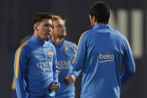 Leo Messi (i) dialoga con Luis Su&aacute;rez en el entrenamiento del jueves que tuvieron los cul&eacute;s. Foto: AFP