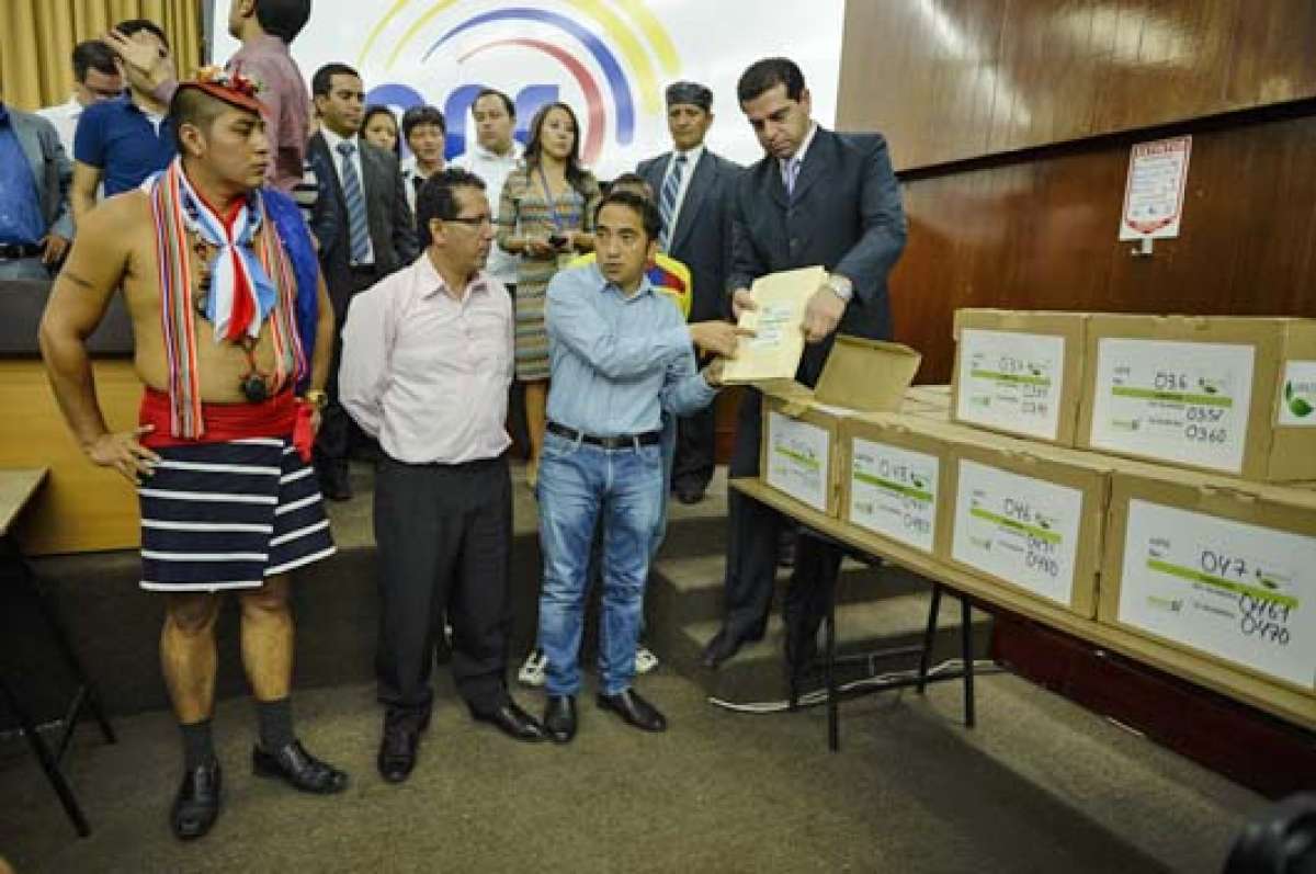 Yofre Poma, alcalde de Lago Agrio, muestra las firmas de respaldo que entreg&oacute; al CNE. FOTO: ANDR&Eacute;S DARQUEA.
