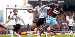 Antonio Valencia (i) y &Eacute;nner Valencia (d) disputan el bal&oacute;n durante el juego de ayer en la ciudad de Londres.