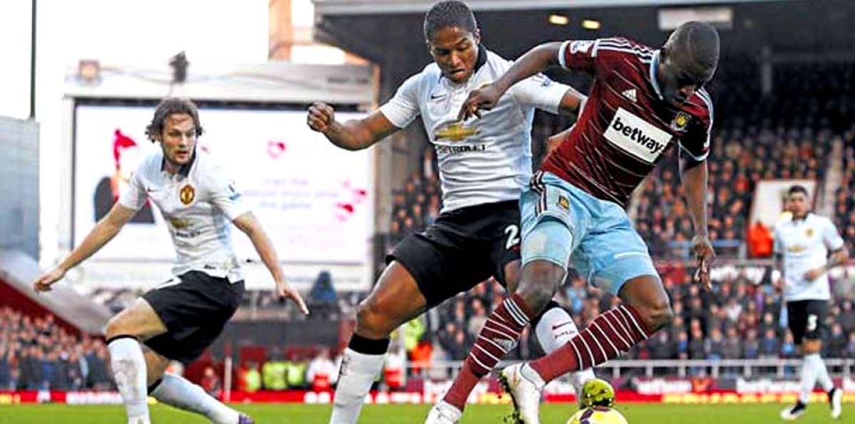 Antonio Valencia (i) y &Eacute;nner Valencia (d) disputan el bal&oacute;n durante el juego de ayer en la ciudad de Londres.