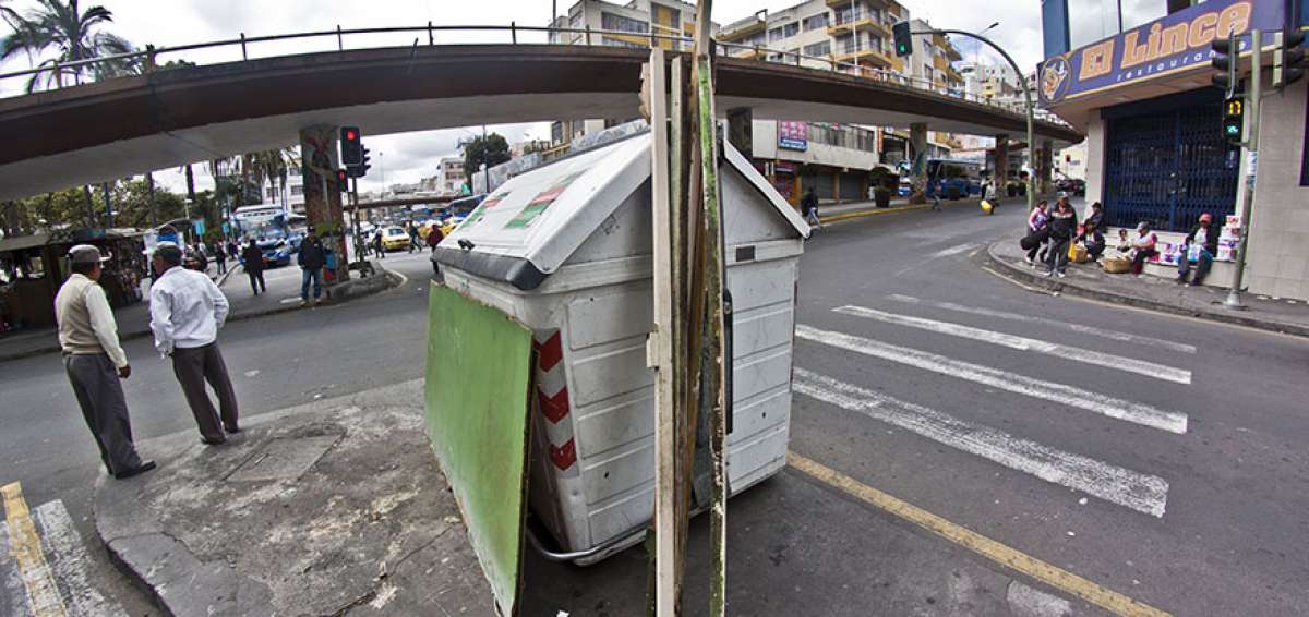 La carga de materiales pesados y de construcci&oacute;n sobre los contenedores provoca da&ntilde;os en las tapas, pedales, cauchos y ruedas de los mismos.