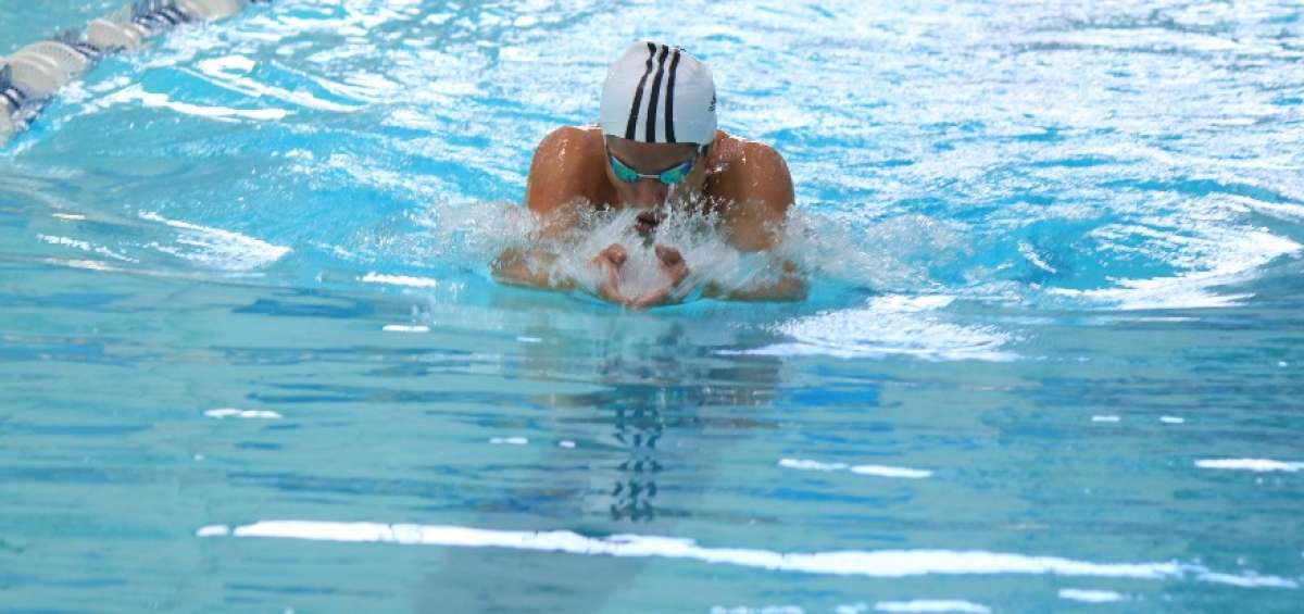  El esmeralde&ntilde;o C&eacute;sar Bueno  obtuvo la presea de oro en la competencia juvenil de los 200 metros estilo pecho.