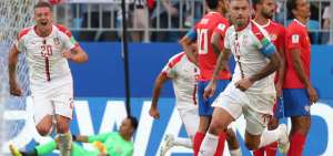 Alexandar Kolarov (der.) festeja el &uacute;nico tanto del partido, detr&aacute;s se observa al arquero de Costa Rica, Keylor Navas, derrotado.