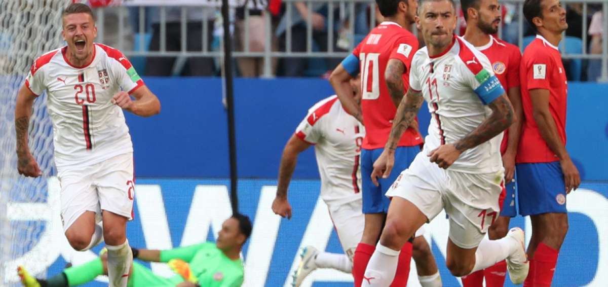 Alexandar Kolarov (der.) festeja el &uacute;nico tanto del partido, detr&aacute;s se observa al arquero de Costa Rica, Keylor Navas, derrotado.