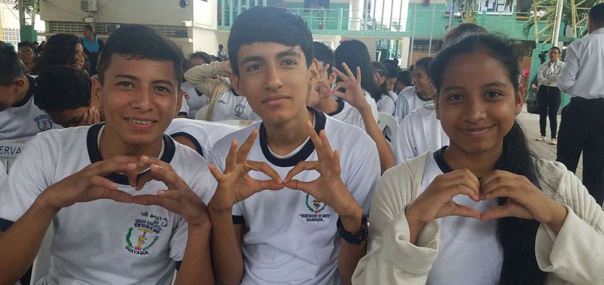 Alumnos de la Unidad Educativa 28 de Mayo, en Guayaquil, durante la charla de la Cartera de Estado.