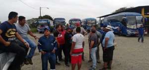 Conductores de buses de la cooperativa "Se&ntilde;or de los Milagros" esperan que se reactiven las frecuencias de los viajes.