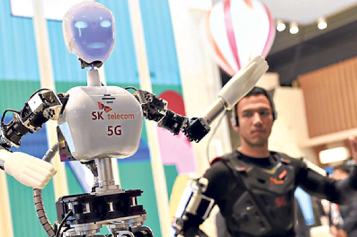 Un hombre opera un robot de telecomunicaciones SK durante el 2015 el Mobile World Congress (MWC). Foto: AFP