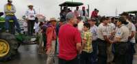 Grupos de agricultores bloquearon la vía Daule-Guayaquil, en reclamo de atención del Gobierno..