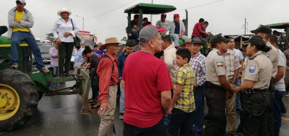 Grupos de agricultores bloquearon la v&iacute;a Daule-Guayaquil, en reclamo de atenci&oacute;n del Gobierno..