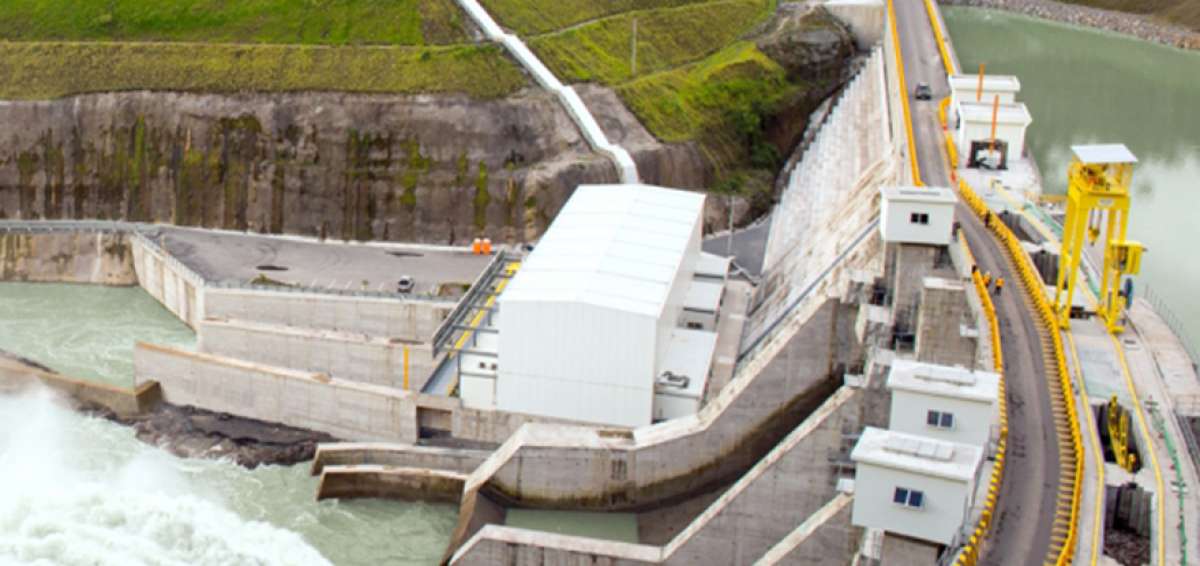 Para hacer el desalojo controlado de sedimentos se debe disminuir el nivel del embalse, para lo cual se abrieron cuatro vertederos de excesos. 