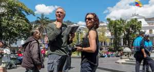 Dos turistas recorren el casco colonial de la capital.