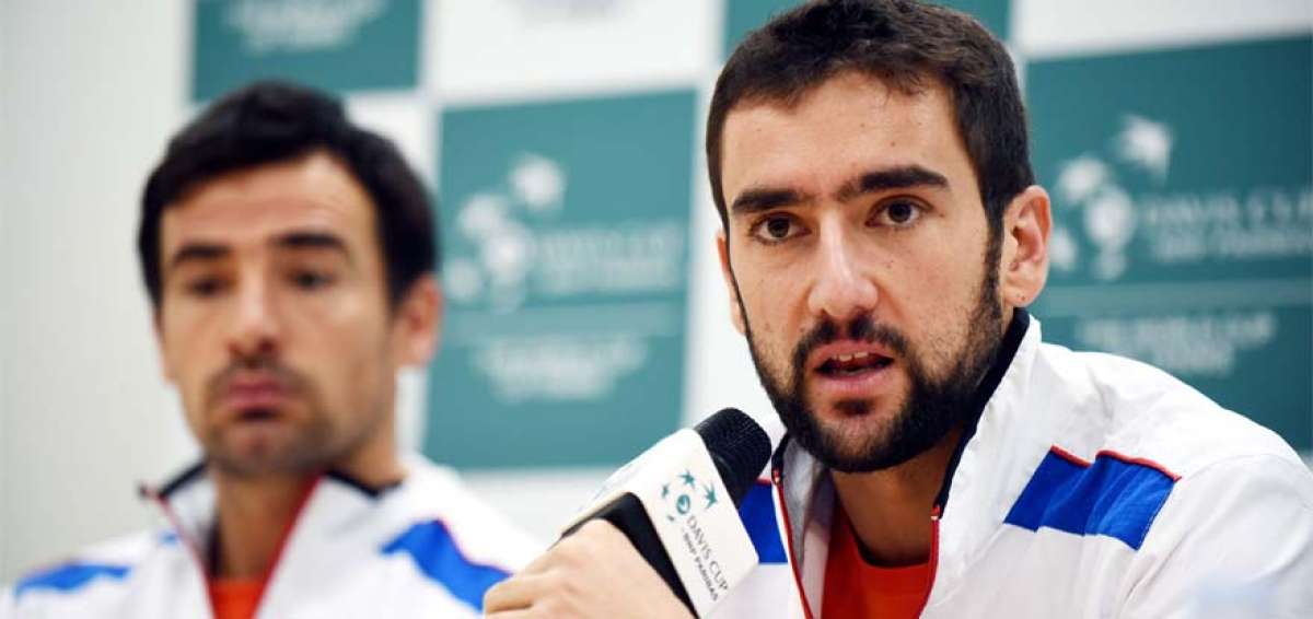 El tenista croata Marin Cilic (der.) dio ayer una rueda de prensa despu&eacute;s del sorteo de la serie que se realiz&oacute; en Zagreb.