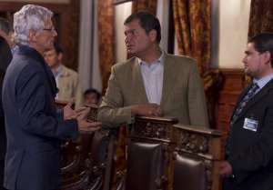 Juan Jos&eacute; Castell&oacute;, representante del Fondo del Magisterio, se reuni&oacute; con Correa el domingo. Foto: Marco Salgado/ EL TEL&Eacute;GRAFO. 