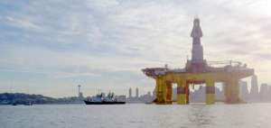 Una plataforma perforadora de petr&oacute;leo llega a la bah&iacute;a de Seattle, en Estados Unidos, donde se registrar&aacute; el mayor descenso en la producci&oacute;n de crudo este a&ntilde;o.