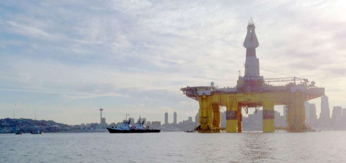 Una plataforma perforadora de petr&oacute;leo llega a la bah&iacute;a de Seattle, en Estados Unidos, donde se registrar&aacute; el mayor descenso en la producci&oacute;n de crudo este a&ntilde;o.