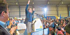 El l&iacute;der m&aacute;ximo de Avanza, Ramiro Gonz&aacute;lez, fue aplaudido por los militantes que acudieron a la Bombonerita. Foto: Santiago Aguirre / El Tel&eacute;grafo.