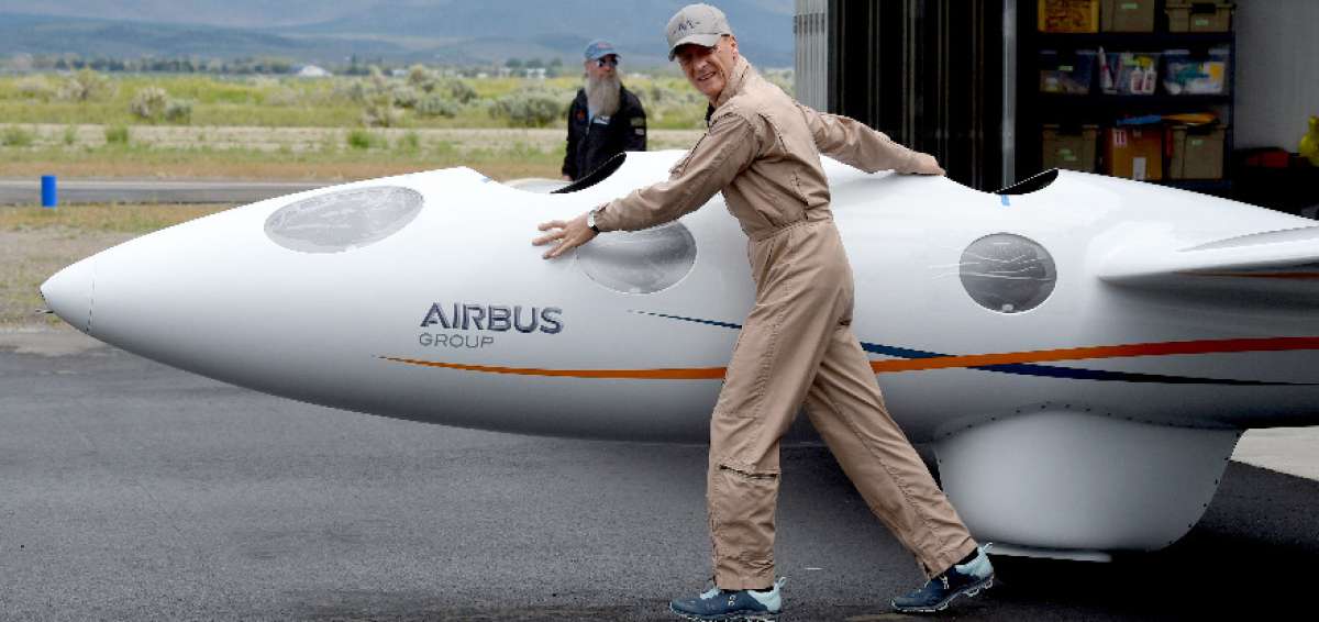 A Einar Enevoldson, piloto de planeadores sin motor, como el Perlan II, y expiloto de pruebas de la NASA, lo consideran el surfista de olas gigantes en el aire.
