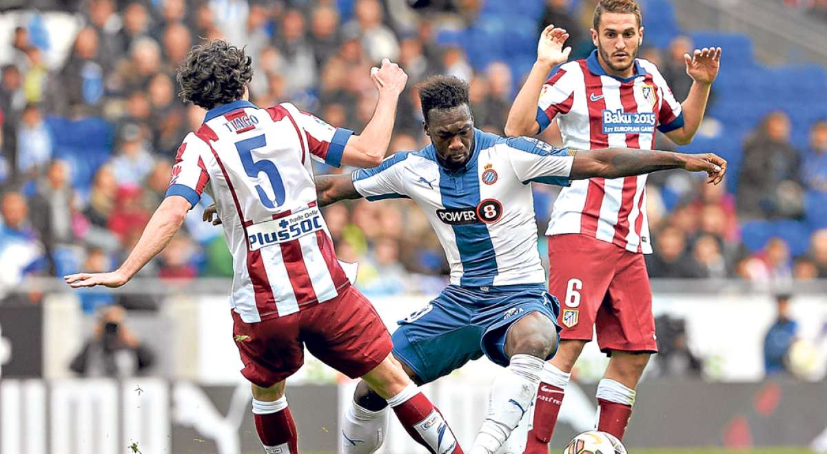 El delantero ecuatoriano Felipe Caicedo (centro) esquiva la marca del portugu&eacute;s Tiago del Atl&eacute;tico de Madrid, en el partido de ayer en el Power8 Stadium. Foto: AFP