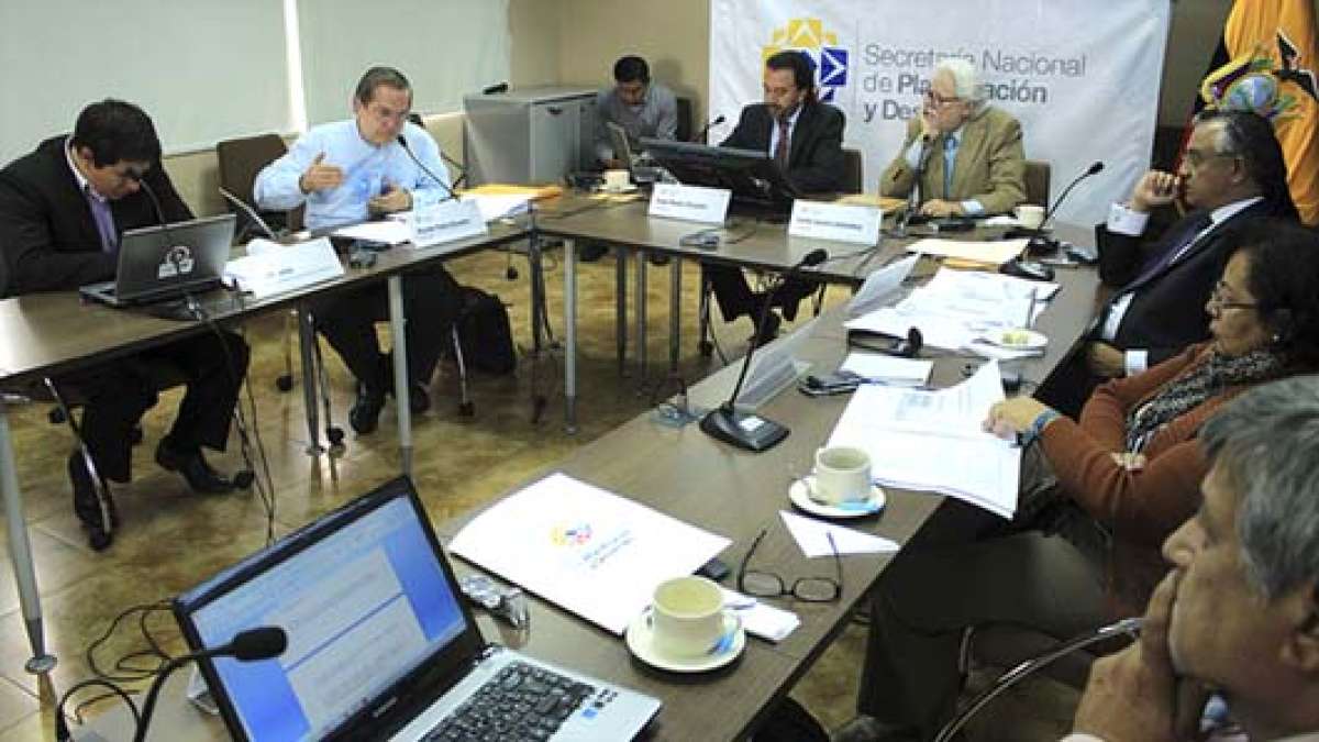 El viernes pasado, en Quito, se reunieron los miembros de la comisi&oacute;n, Estuvieron Alexis Mera, Ricardo Pati&ntilde;o y Pabel Mu&ntilde;oz. Foto: Cortes&iacute;a | Semplades