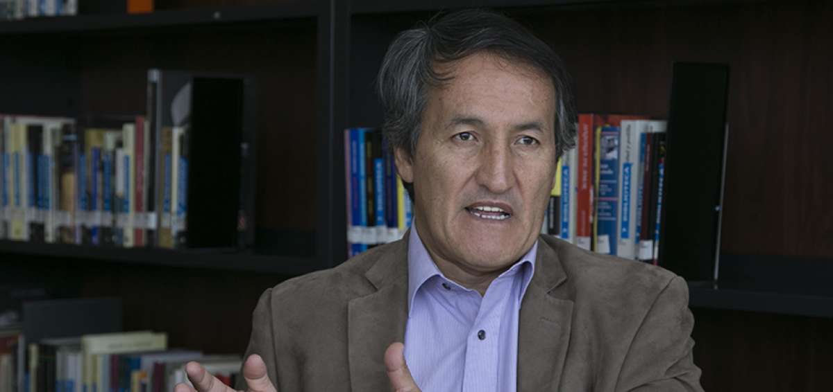 Eduardo Puente organiza una biblioteca acad&eacute;mica y para el p&uacute;blico en general en la plataforma gubernamental.