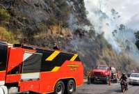 El Cuerpo de Bomberos de Quito realiza tareas para sofocar un incendio en un una loma en la autopista General Rumiñahui.