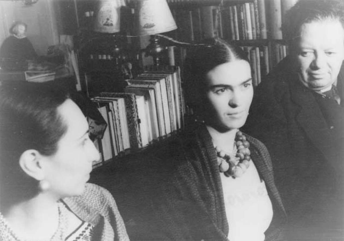 La fama de Diego Rivera, su esposo (derecha), eclips&oacute; el resultado de la original actividad creadora de la pintora mexicana (centro). Foto: https://upload.wikimedia.org