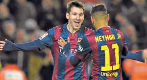 Messi (izq.) festeja con el brasile&ntilde;o Neymar el segundo de sus tres goles convertidos al Espanyol. El argentino lleg&oacute; a 13 tantos en la presente Liga de Espa&ntilde;a. 
