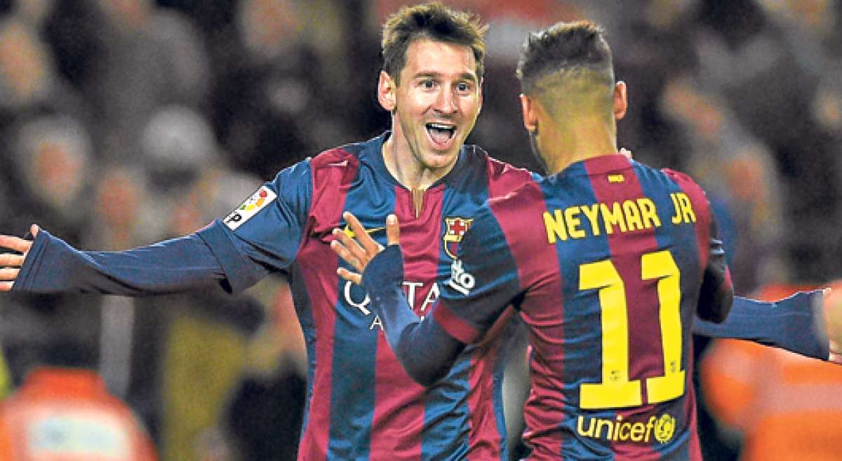 Messi (izq.) festeja con el brasile&ntilde;o Neymar el segundo de sus tres goles convertidos al Espanyol. El argentino lleg&oacute; a 13 tantos en la presente Liga de Espa&ntilde;a. 