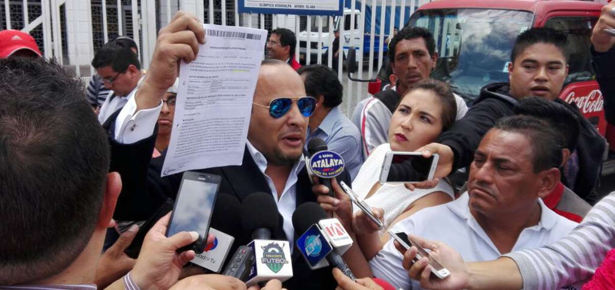 Abogado Pa&uacute;l Mar&iacute;n mostr&oacute; el documento donde consta la denuncia. 