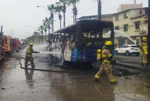 Cuerpo de Bomberos atiende una alerta por incendio de un bus.