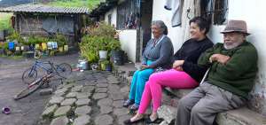 El abuelo de Richard, Jos&eacute; Mar&iacute;a Carapaz; su hermana Cristina y su madre Ana. Al fondo, su bicicleta monta&ntilde;era (roja) y otra sin llantas con la que jugaba.
