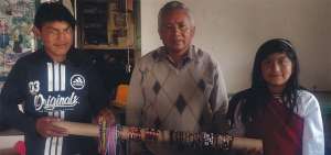 Los ni&ntilde;os del centro educativo Fernando Daquilema asisten a clases con vestimenta ancestral. Ellos aprenden una serie de t&eacute;cnicas originarias de sus ancestros.