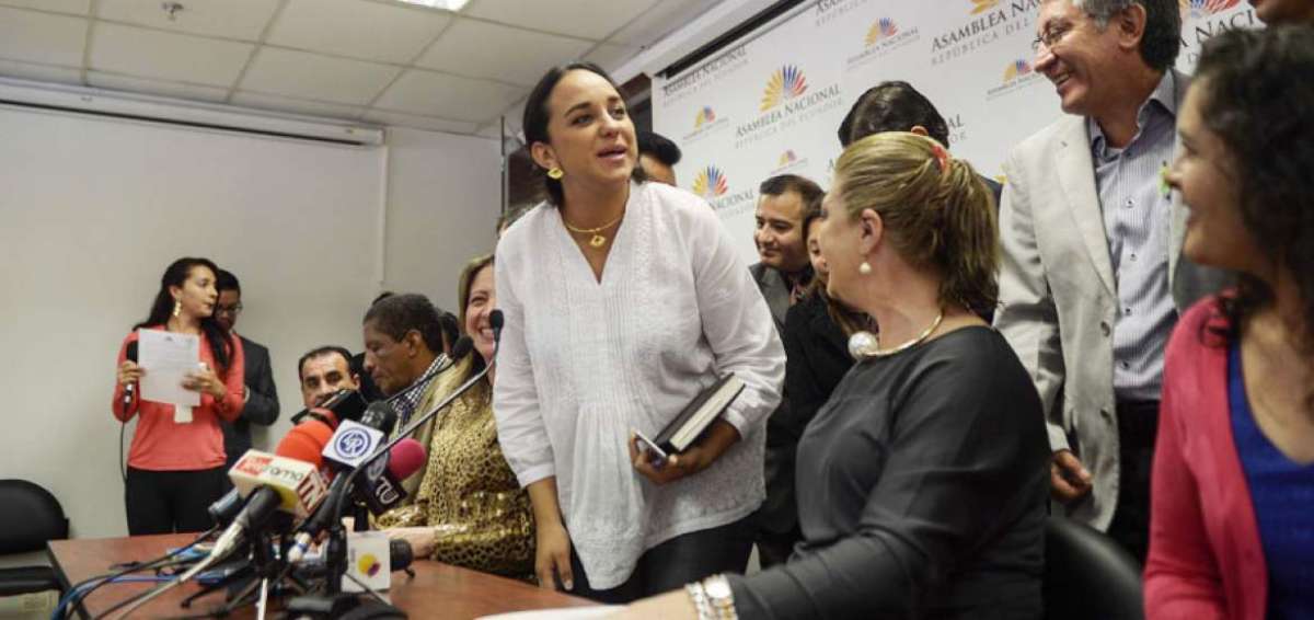 Gabriela Rivadeneira, presidenta de la Asamblea, explic&oacute; cambios a la norma con la Comisi&oacute;n de Trabajadores.