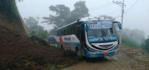 Un deslizamiento de tierra impidi&oacute; la libre circulaci&oacute;n vehicular en el kil&oacute;metro 5 de la v&iacute;a Pacto-Quito. 