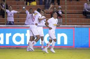 Cevallos es felicitado por Cavallaro y Matamoros, tras su gol convertido a la fuerza roja. Foto: &Aacute;lvaro P&eacute;rez / El Tel&eacute;grafo