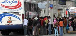 En las terminales terrestres de Quito, los ciudadanos acudieron masivamente para abordar los diferentes buses interprovinciales e intercantonales.