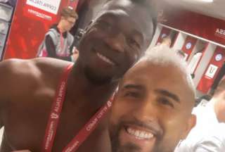 Felipe Caicedo (izq.) sonríe con Arturo Vidal, tras el título de la Copa de Italia con el Inter