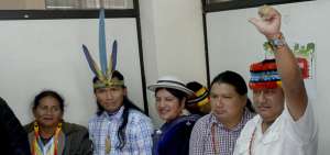 Jaime Vargas, presidente de la Conaie, junto a otros dirigentes ind&iacute;genas, durante el anuncio de las &uacute;ltimas resoluciones del movimiento.