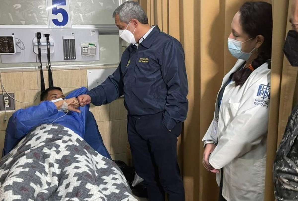 Patricio Carrillo, ministro del Interior, visitó a los militares heridos en el Hospital de la Policía, al norte de Quito.