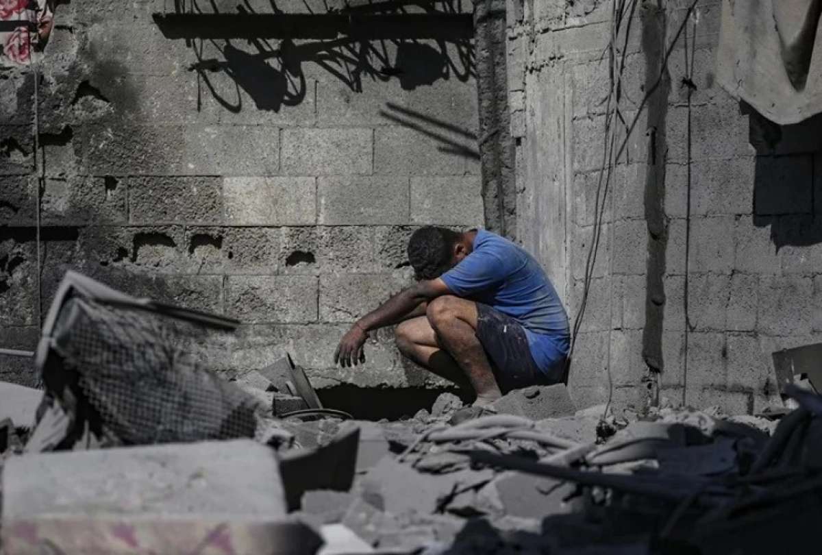 Un hombre se lamenta por la destrucción de su casa tras un ataque aéreo israelí contra campo de refugiados de Al Shatea, en la ciudad de Gaza, este 29 de octubre.