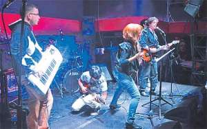 Sobre el grupo.- Est&aacute; conformada por Luis Falcon&iacute; (guitarra y voz), Gia Adriana Calle (voz), Eduardo S&aacute;nchez (guitarra), Jeff Kazuki (bajista y voces), Jonathan Izquierdo (bater&iacute;a), y Gregorio Wong (piano).