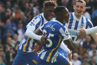 Moisés Caicedo celebra su gol con el Brighton, sobre el Manchester United